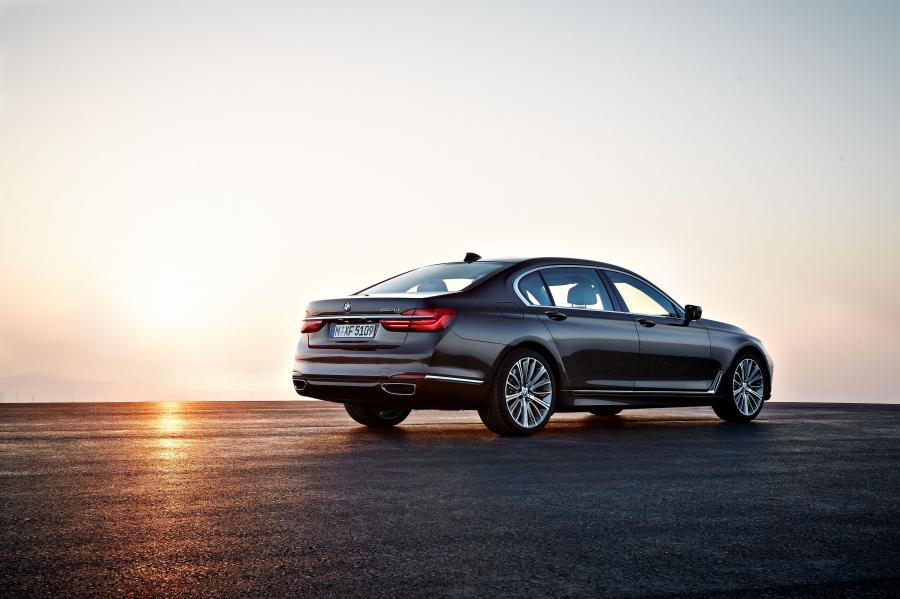  BMW 750Li xDrive 2015 года  (фото 22 из 41)